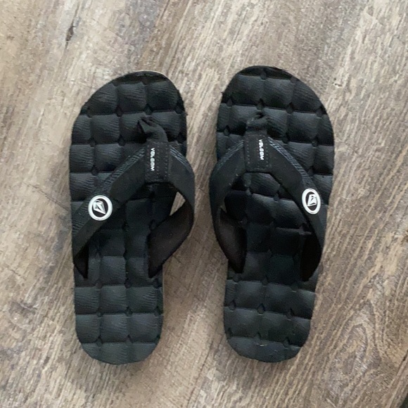 Volcom Kids Flip Flops size 4 black worn twice - Picture 2 of 3
